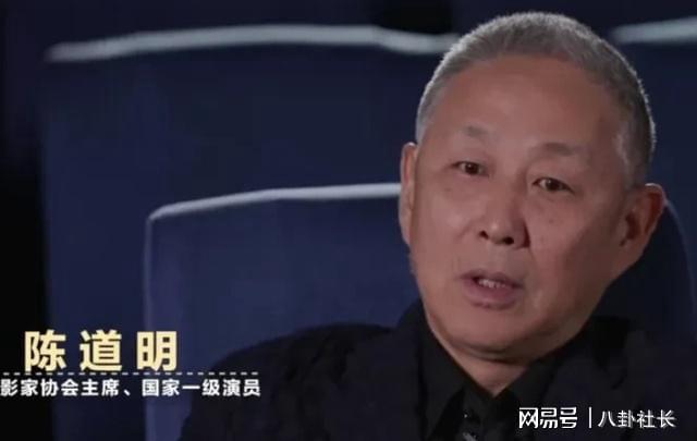 67岁陈道明近照曝光，满头白发面部浮肿，眉MAO掉得所剩无几