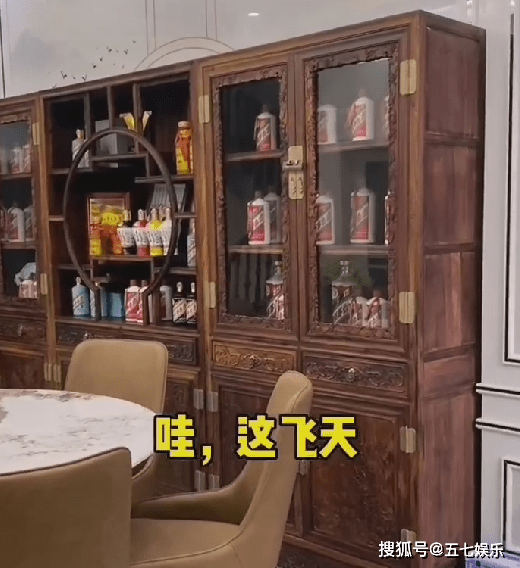 娇娇的广州别墅首次曝光：满屋子红木家具，柜子摆放各年份茅台酒