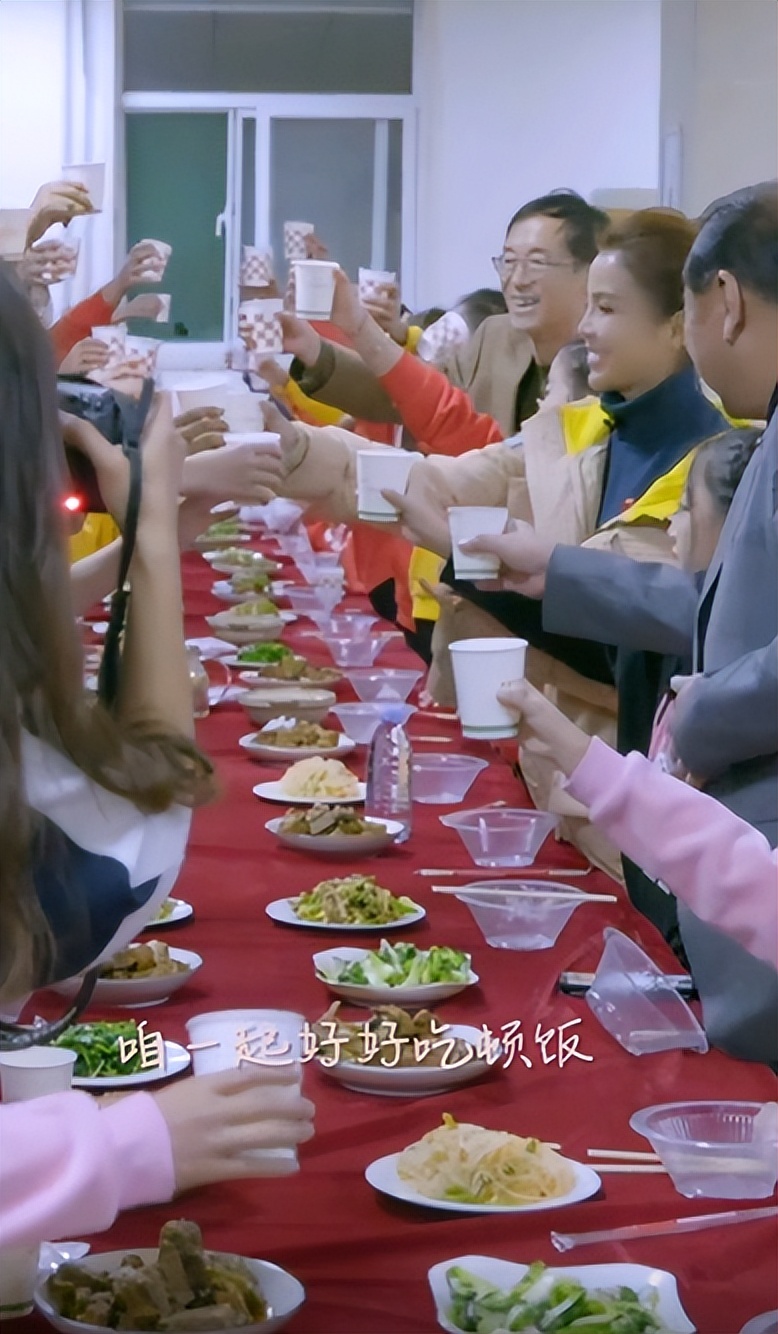 央视朱迅现身慈善机构！亲手包饺子喂孩子吃，用一次新餐具接地气