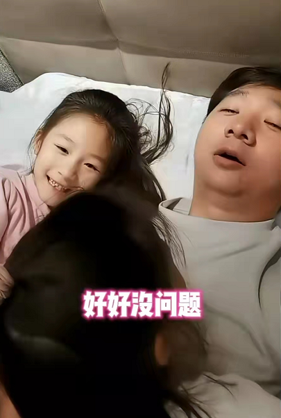 陈佩斯四个孙子齐曝光，晚上睡觉抢爸爸，四小娃长相宛如复制粘贴