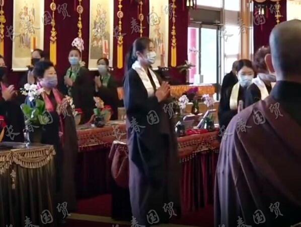 王祖贤现身法会，身材高挑气质出众，55岁依然美到发光