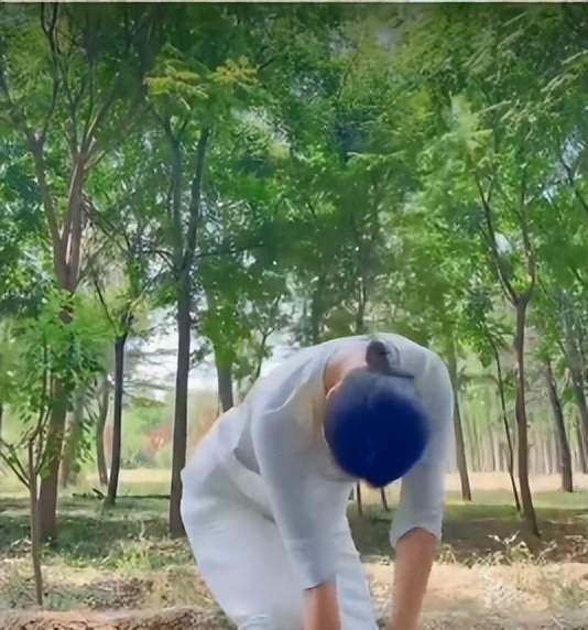 黄磊老婆孙莉更新跳舞视频，被网友嘲讽像巫婆做法，内心非常强大