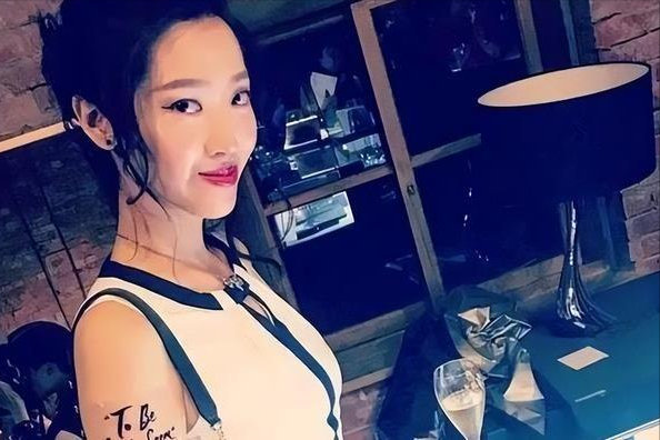 李立群女儿李元元，曾与黑人初恋甜蜜合照被喷，32岁仍未婚