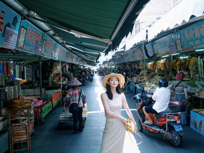 37岁王丽坤晒氛围感美照！穿背心站菜市场秀身材，头戴草帽炫细腰