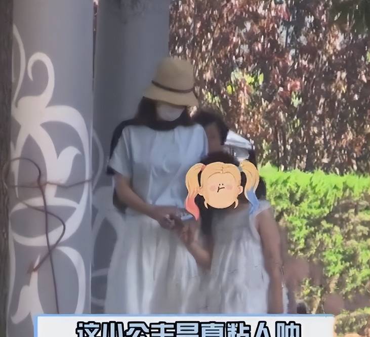 张亮开豪车携家人做核酸！前妻寇静牵着7岁女儿，离婚四年仍同住