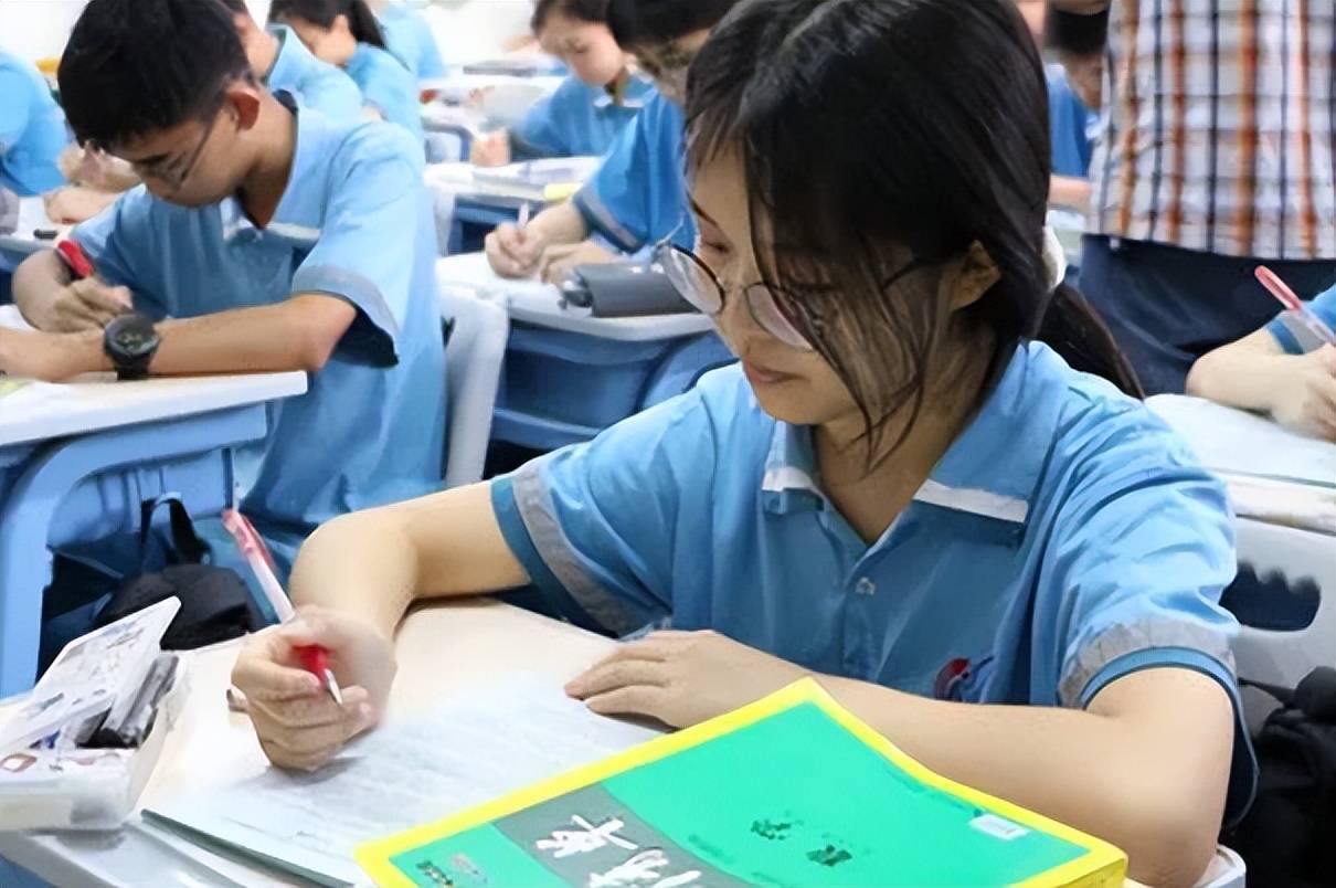 人教版教材擦画有问题，又掀起一轮教育内卷，焦虑是内卷的根源