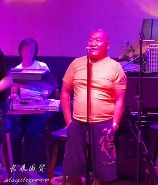 歌手谢东现身酒吧演出，59岁大腹便便与昔日判若两人