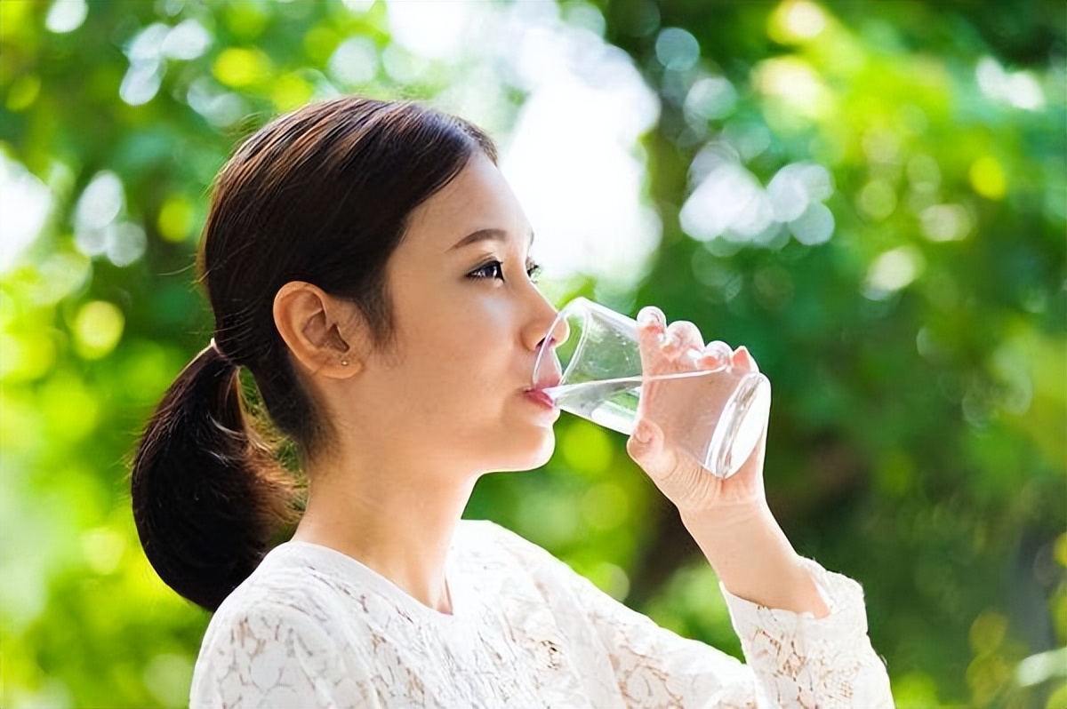 晨起后喝一杯温水，等于喝细菌？很多人不明白，医生告诉你真相