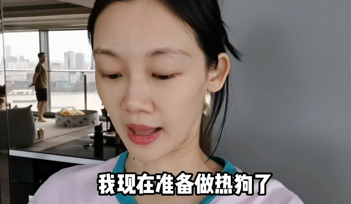 郑恺和苗苗陪孩子玩闹，母女小区里狂奔好疯狂，郑恺被女儿用球砸