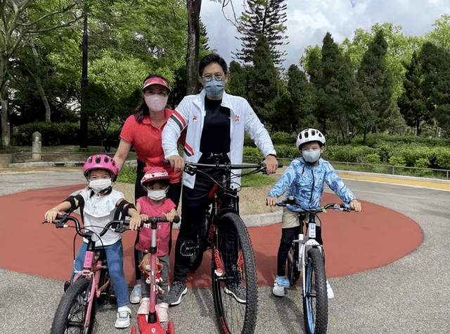 郭晶晶难得登台表演！打扮优雅颇有民族风，霍启刚和儿子加油助威