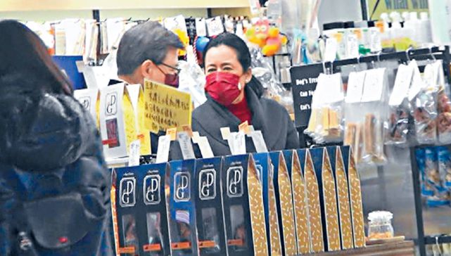 朱玲玲和老公撑着雨伞在雨中漫步 喂老公吃雪糕和互相拍照很恩爱