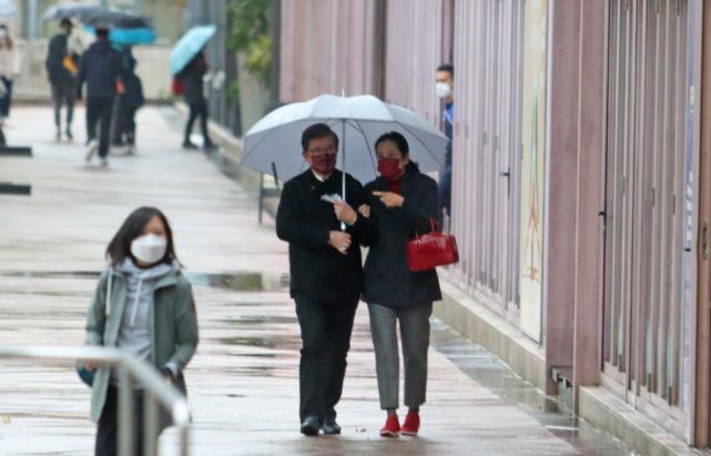 朱玲玲和老公撑着雨伞在雨中漫步 喂老公吃雪糕和互相拍照很恩爱