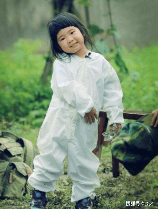 曹格11岁女儿海边穿泳装！身材纤瘦双腿超长，脚上全是沙子不怕脏