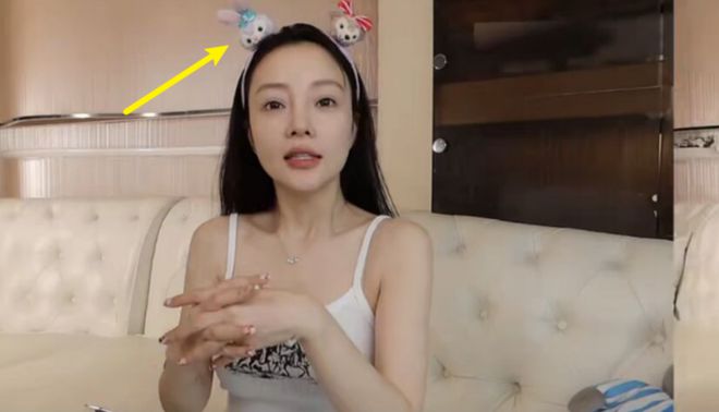 真复合？李小璐无名指戴回钻石婚戒，手捧大束玫瑰花疑贾乃亮相送