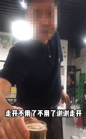 丝芭旗下女艺人被陌生男敬酒 数次拒绝后对方仍不走