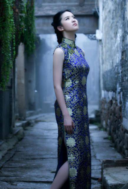 刘亦菲嫌手臂粗拒穿旗袍，被剧组要求穿后，变成知新的江南美女
