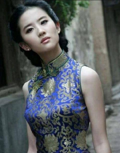 刘亦菲嫌手臂粗拒穿旗袍，被剧组要求穿后，变成知新的江南美女