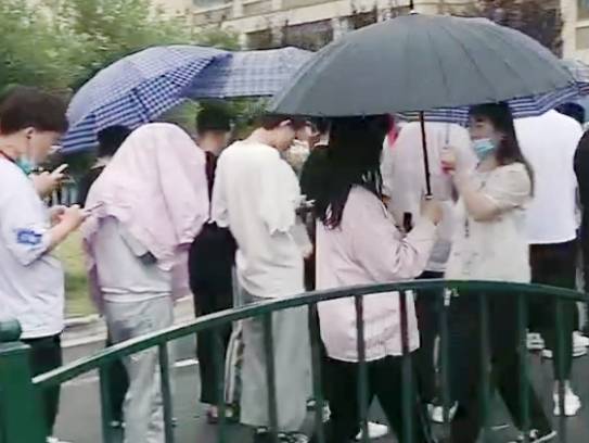 上海疫请还很严峻，又有4位阳新感染者，增加了4个中风险地区
