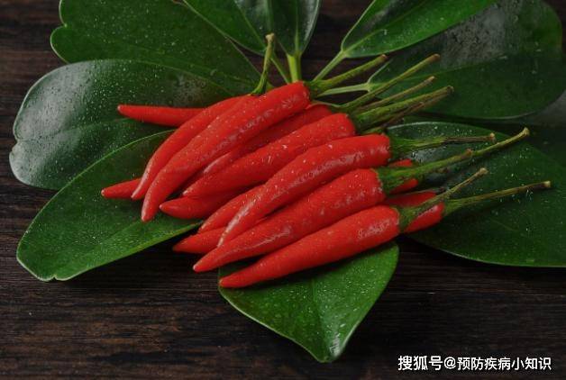 高血压的“发物”是大蒜？医生：要想血压稳定，尽量少碰3种素食