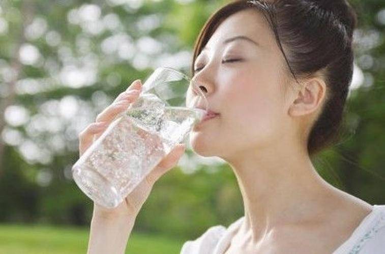 晨起后就喝水相当于在喝细菌？真相是啥？或许很多人想错了