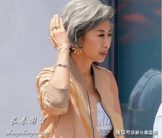 61岁歌坛天后叶倩文近照曝光，无修图泄露了她的真实状态