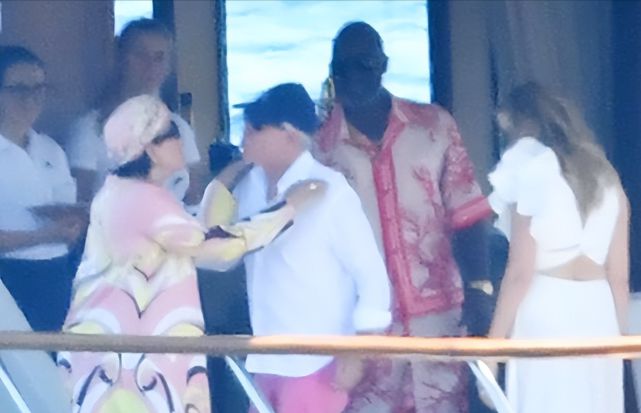 66岁卡戴珊妈妈和黑人小男友度假！穿花裙真嫩，在游艇上亲吻真甜