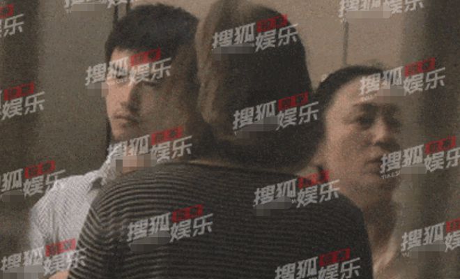 69岁陈凯歌带二婚老婆聚会，挺大肚步履蹒跚，一旁陈飞宇不修边幅