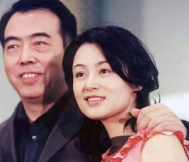 69岁陈凯歌带二婚老婆聚会，挺大肚步履蹒跚，一旁陈飞宇不修边幅