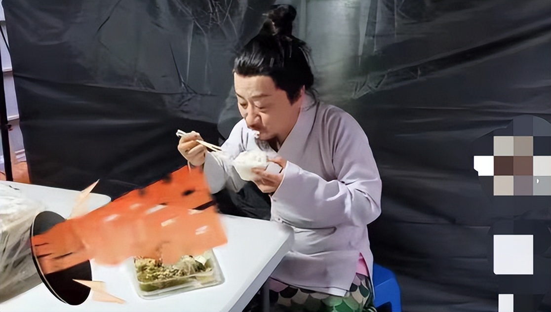 李保田儿子片场吃盒饭！大口吃饭嘴巴包不住，胡茬满脸皱纹明显