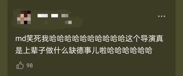 40岁李小璐穿短裙拍视频，助理蹲下为她换鞋被斥责：你没有手吗