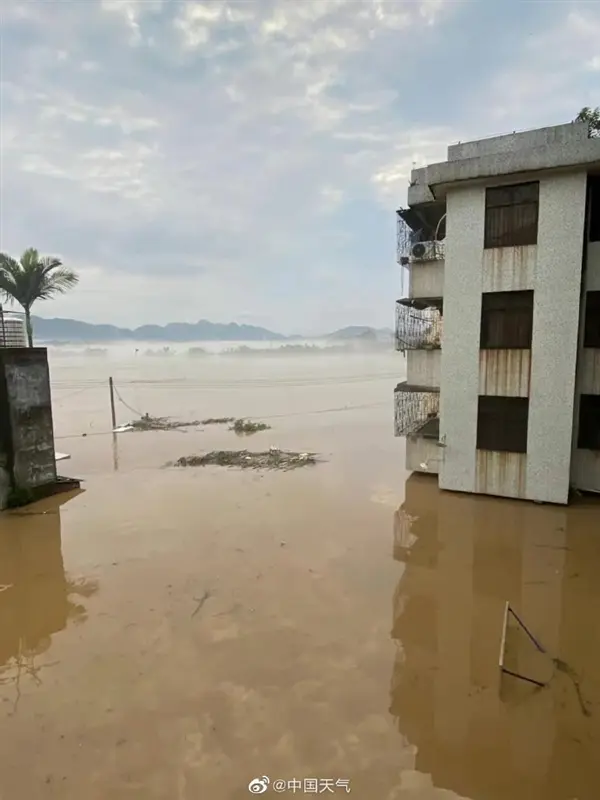 航拍广东英德洪水浸城：超警戒水位8.57米历史实测最高 画面可怕