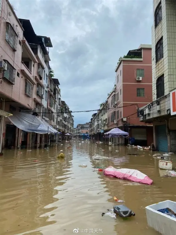 航拍广东英德洪水浸城：超警戒水位8.57米历史实测最高 画面可怕