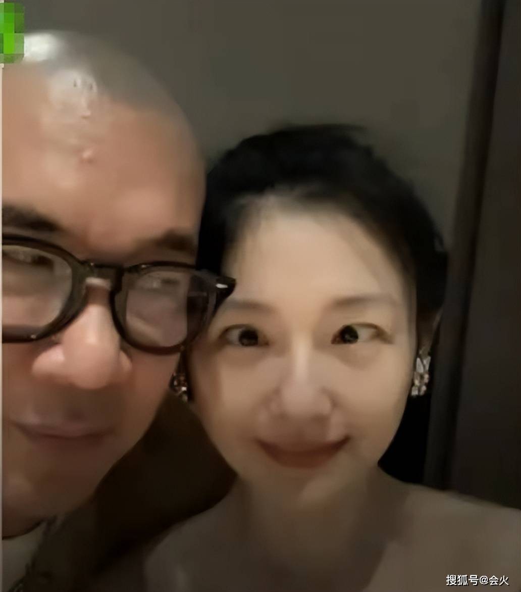 大S具俊晔接吻照曝光，穿抹胸裙靠男方怀中，白嫩皮肤上纹身抢镜