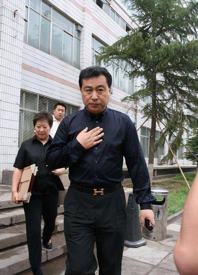 他是清华校长之子，任央视主持32年零失误，年过半百仍孑然一身