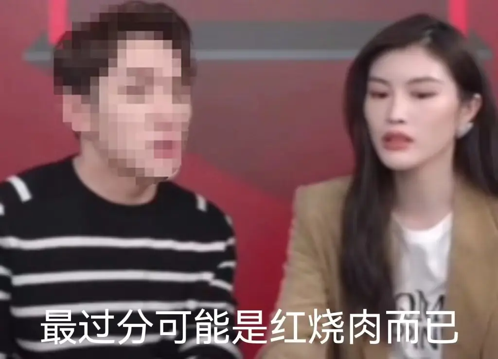 超模何穗穿背心做运动，一双大长腿白嫩纤细，客厅盆栽巨大近两米