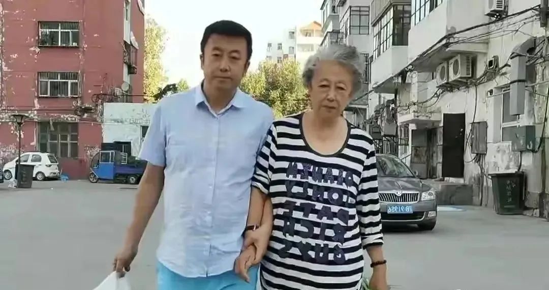 娱乐圈最强逃犯出狱：潜逃13年，拍40多部戏，被抓时已是大明星，曾与杨幂孙红雷合作