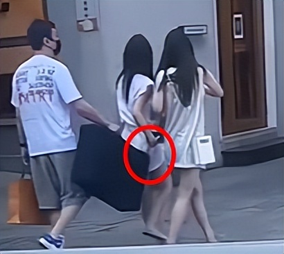 王思聪和俩美女逛街被拍！手上拎巨大购物袋，女方短裙露一双长腿