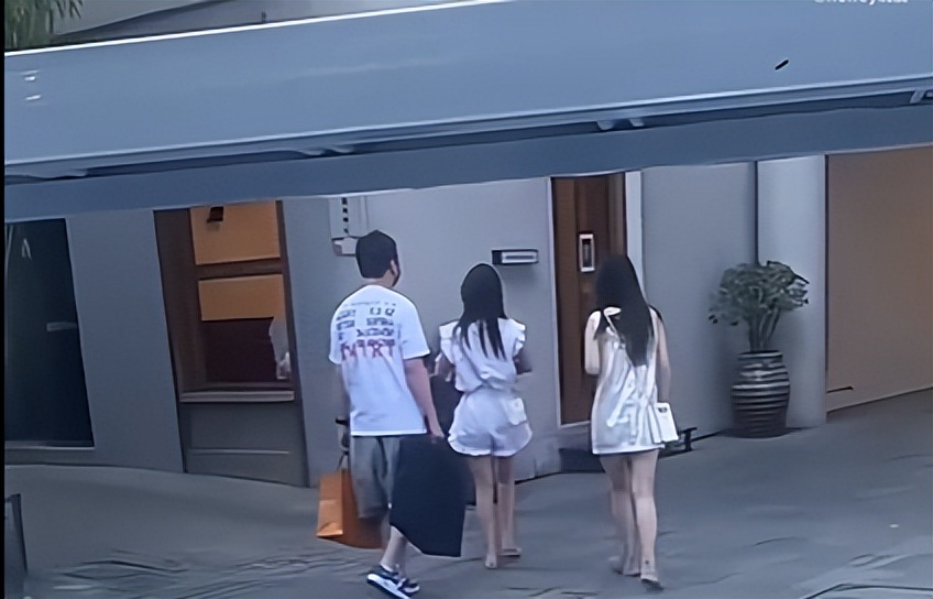 王思聪和俩美女逛街被拍！手上拎巨大购物袋，女方短裙露一双长腿