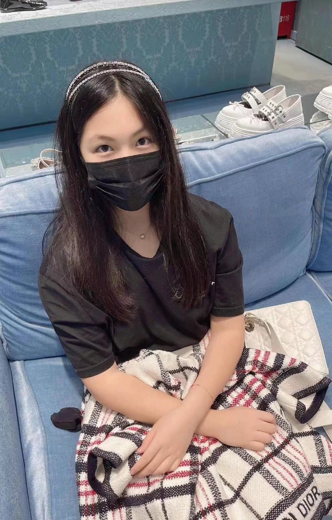 曹格11岁女儿完美逆袭，做美甲穿吊带打扮成熟，和妈妈越变越像