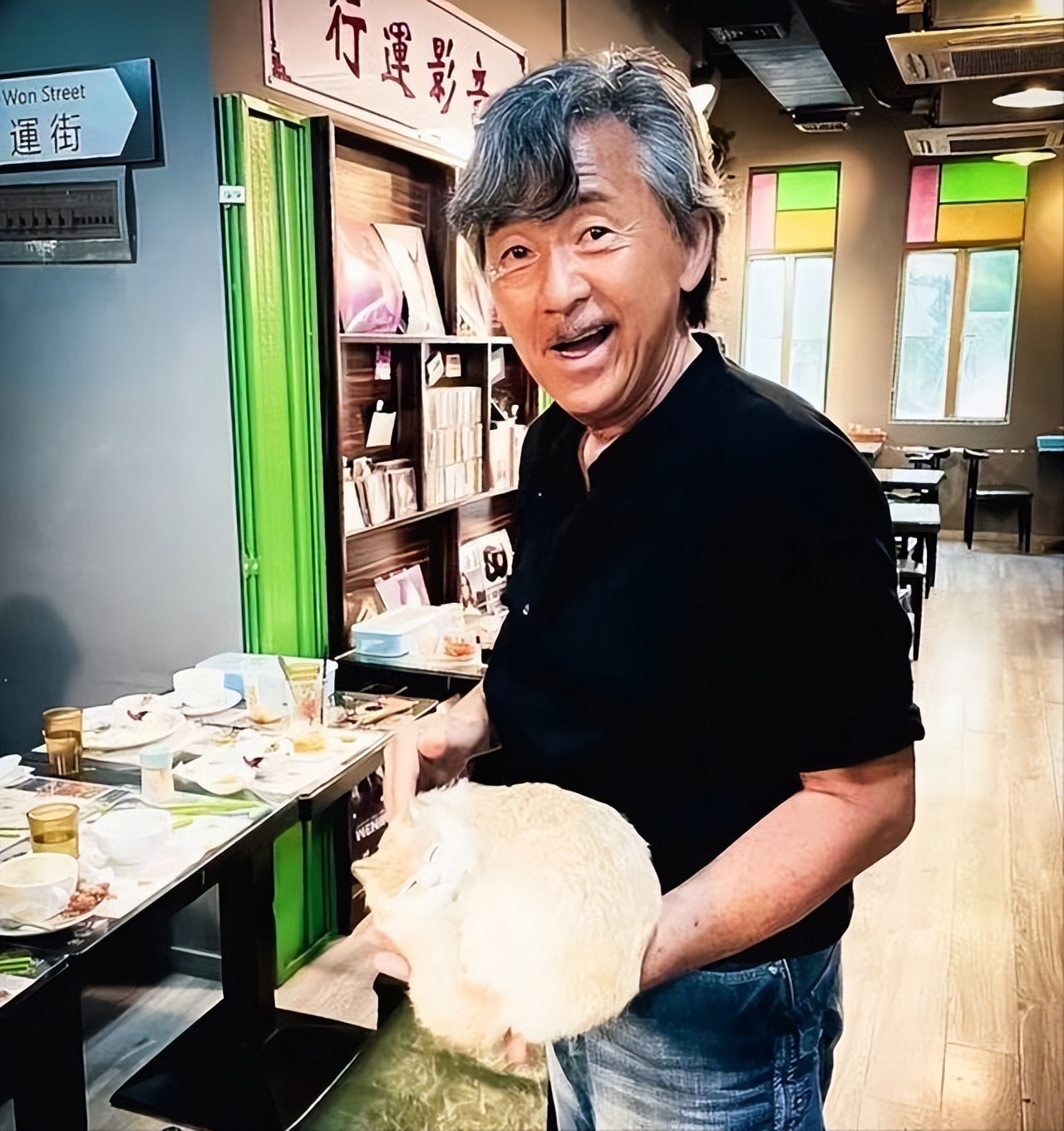60岁叶倩文现身广州茶餐厅，头发花白状态年轻，为粉丝签名没架子