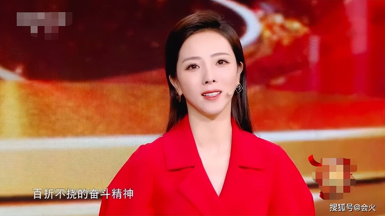 央视李思思罕晒8岁儿子！戴口罩学习太刻苦，皮肤白皙睫MAO纤长