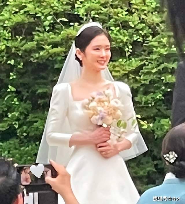 张娜拉结婚现场曝光！和老公贴身拥吻太甜蜜，五官大变似少女