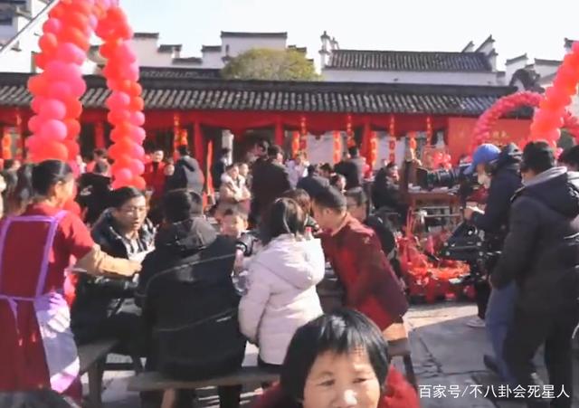 赵丽颖新剧曝光婚礼花絮，还原乡村露天婚席，赵丽颖连换两套婚服