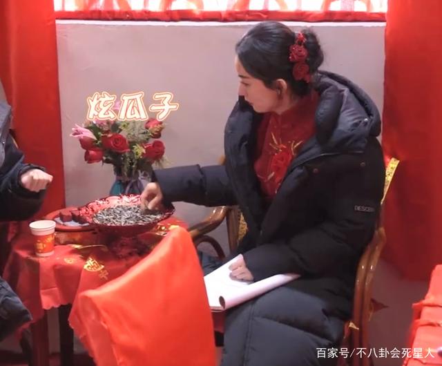 赵丽颖新剧曝光婚礼花絮，还原乡村露天婚席，赵丽颖连换两套婚服