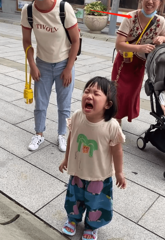 王祖蓝3岁女儿街头大哭！五官和爸爸似复制粘贴，引路人围观大笑