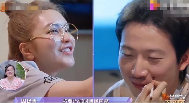 王思聪开豪车与女友出街，摇头晃脑一脸享受，随地弹烟灰素质堪忧