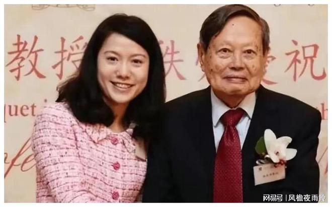 翁帆28岁嫁给杨振宁，相处18年，把杨振宁照顾到100岁，依然恩爱