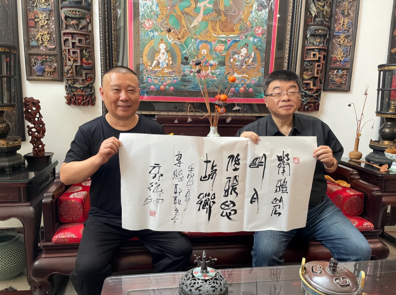 郭德纲豪宅内景首曝光！满屋子古董摆一墙，门口假孔雀跟人一样高