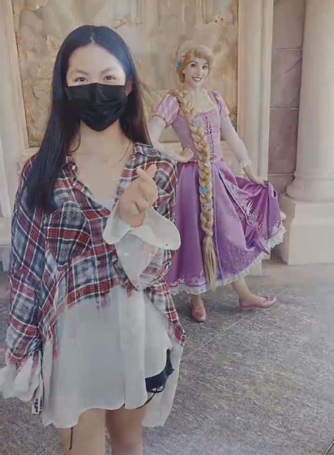 李湘王岳轮疑似复合！三度晒同框文案，女儿王诗龄瘦出瓜子脸