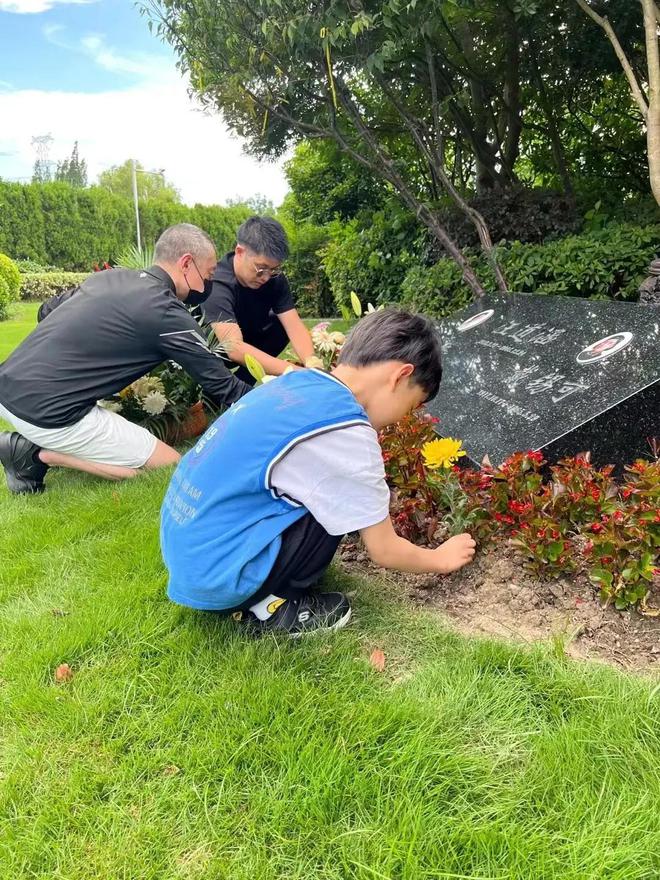 “京城四少”汪雨久违现身，携儿子拜祭父母，称不能忘记养育之恩